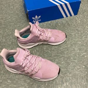 Adidas Sneakers Men size 7 is = Women’s size 8.5